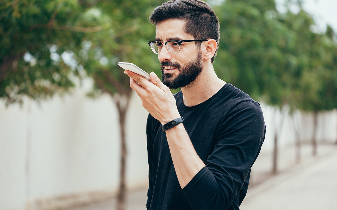 homem-utilizando-assistentes-de-voz-pelo-celular